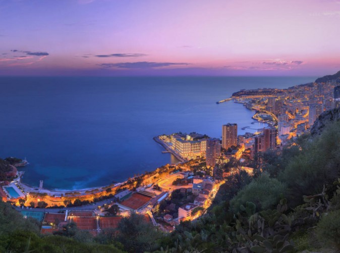 Schoene Aussichten Touristik-Blick über Monaco im Abendlicht_Copyright Crevisio